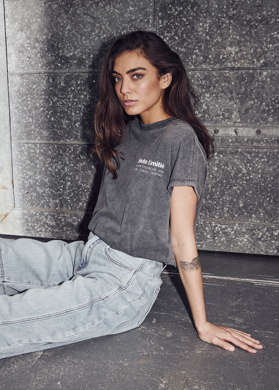 Haute L’Amitié Noma Acid NS Balloon Tee grijs zijkant van het model
