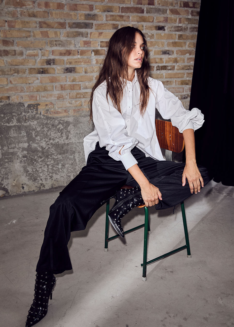 Haute L’Amitié Ori Button Deco blouse wit voorkant model zittend