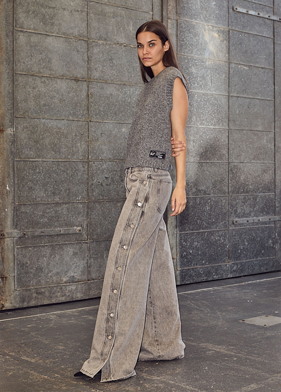 Haute L’Amitié Side Panel Button Tall Jeans grijs model grijs spencer