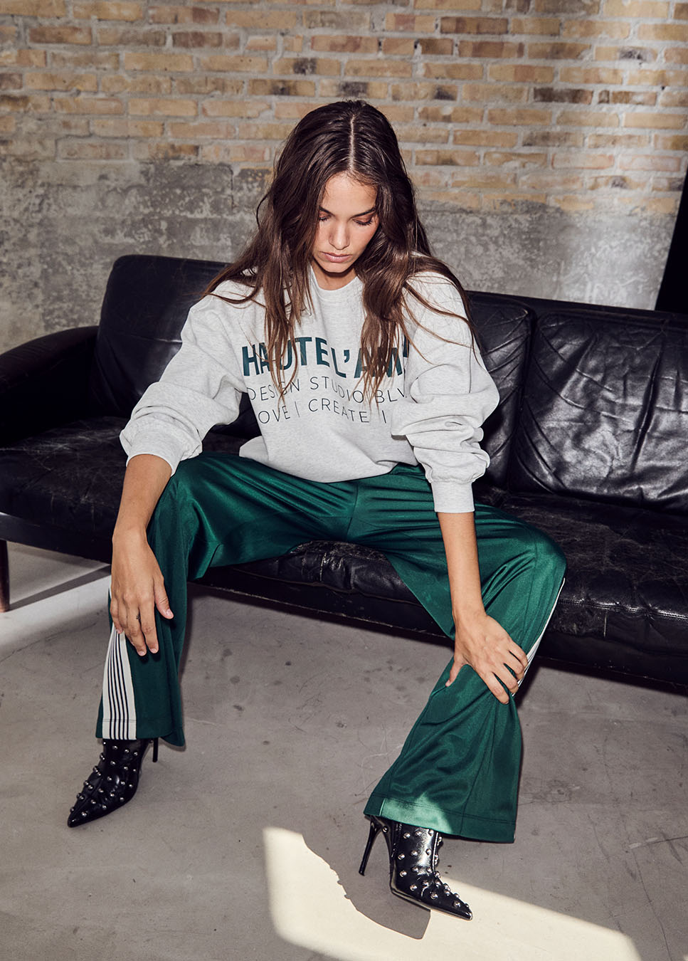 Haute L'Amitié broek Baggy Track Tall Pants groen voorkant van het model met grijze sweater
