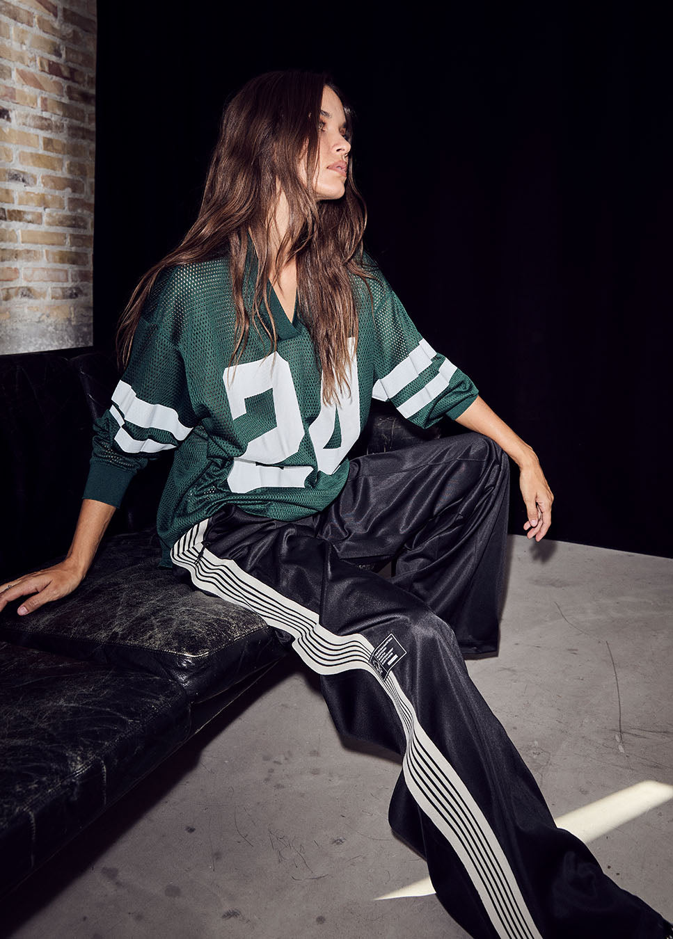 Haute L’Amitié drift number LS tee groen op model voorkant met track pants
