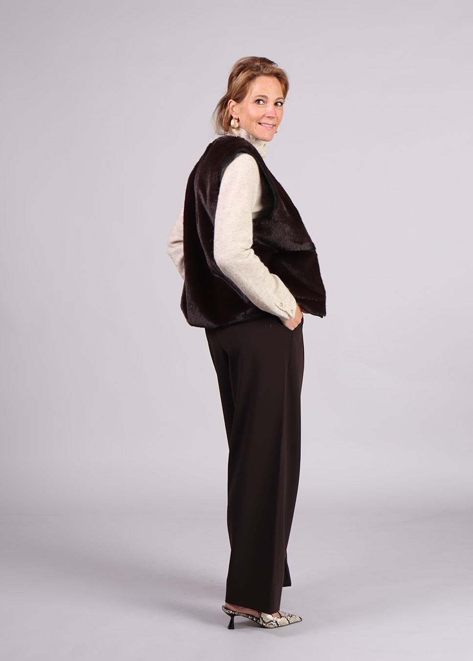 Haute L’Amitié faux fur tech vest gilet bruin achterkant bruine pantalon