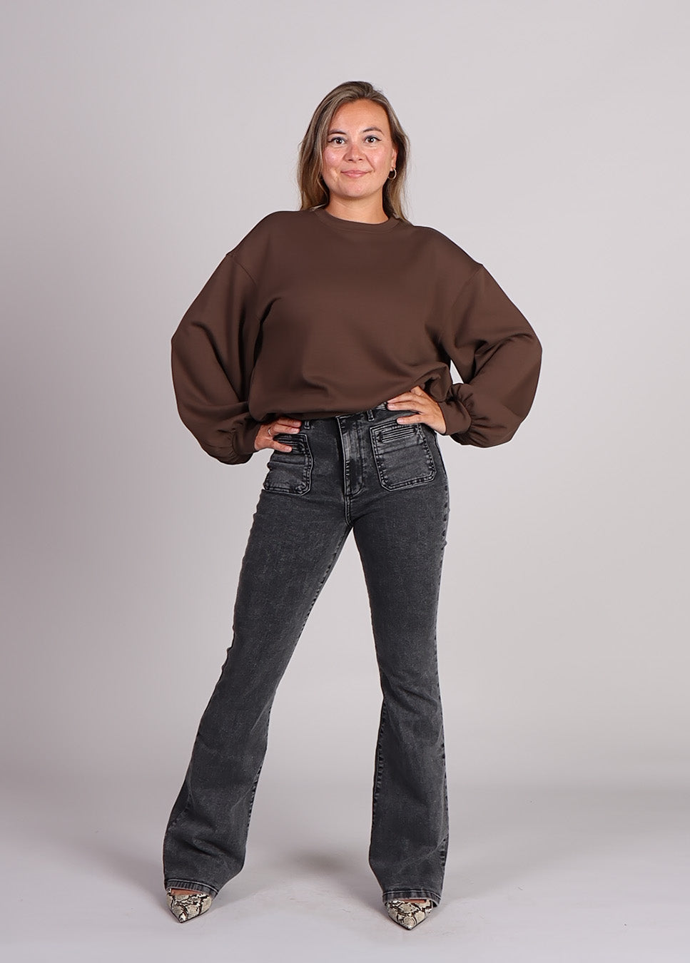 Homage Jane flared jeans with pockets zwart met bruine sweater voorkant model