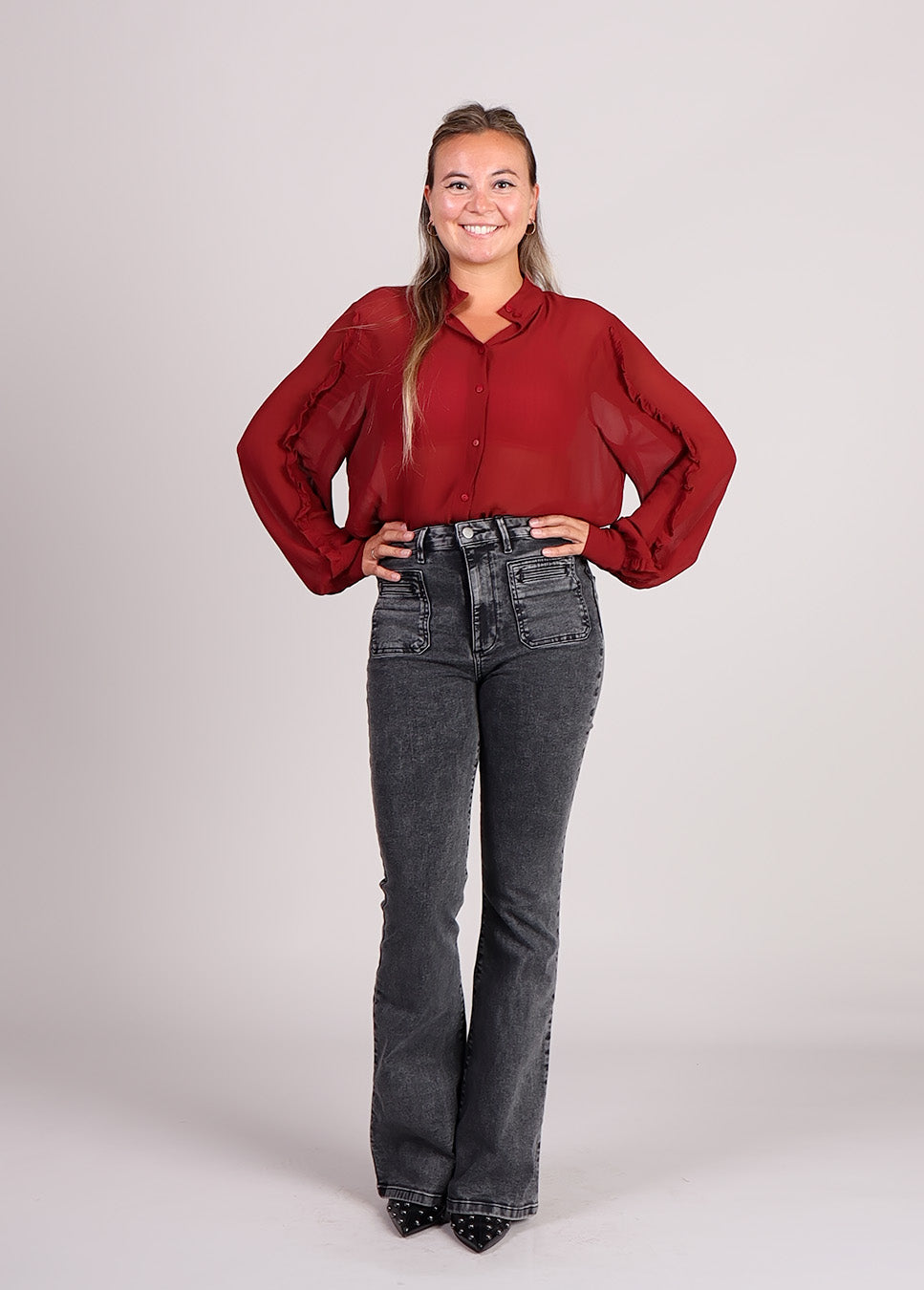 Homage Jane flared jeans with pockets zwart voorkant model rode blouse