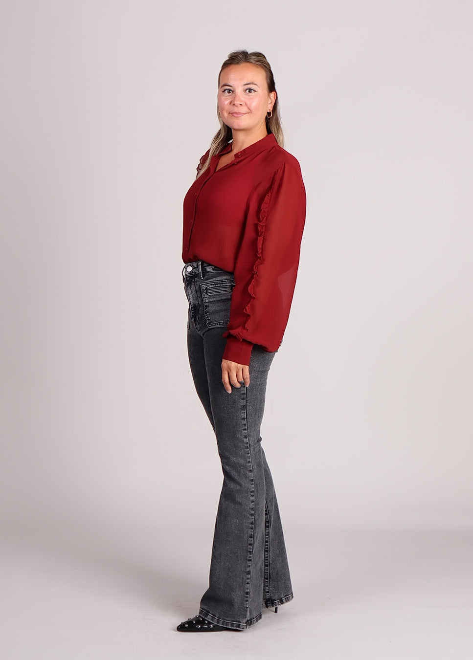 Homage Jane flared jeans with pockets zwart zijkant model rode blouse