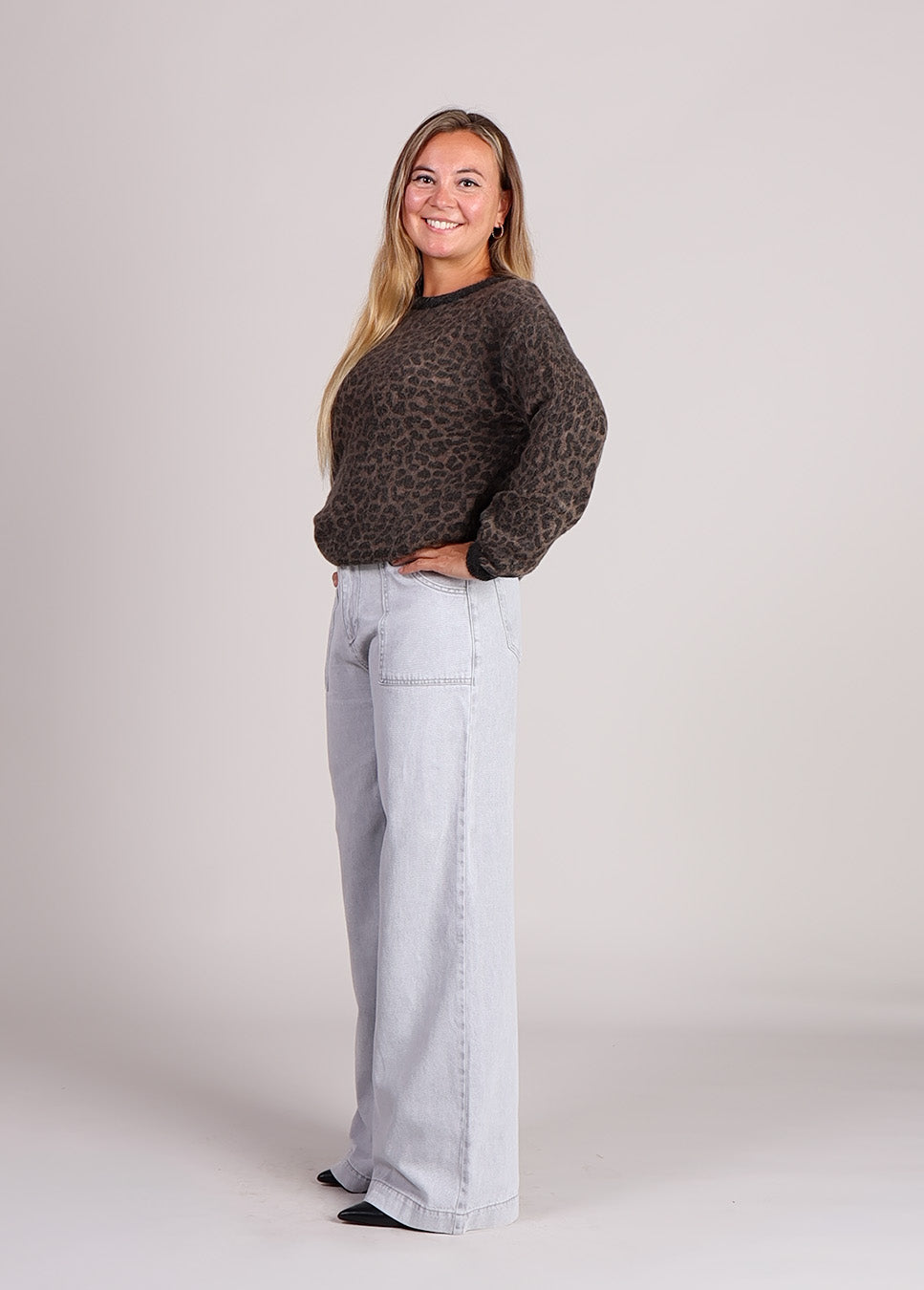 Homage mid waist palazzo jeans with big pockets grijs zijkant model met luipaardprint trui