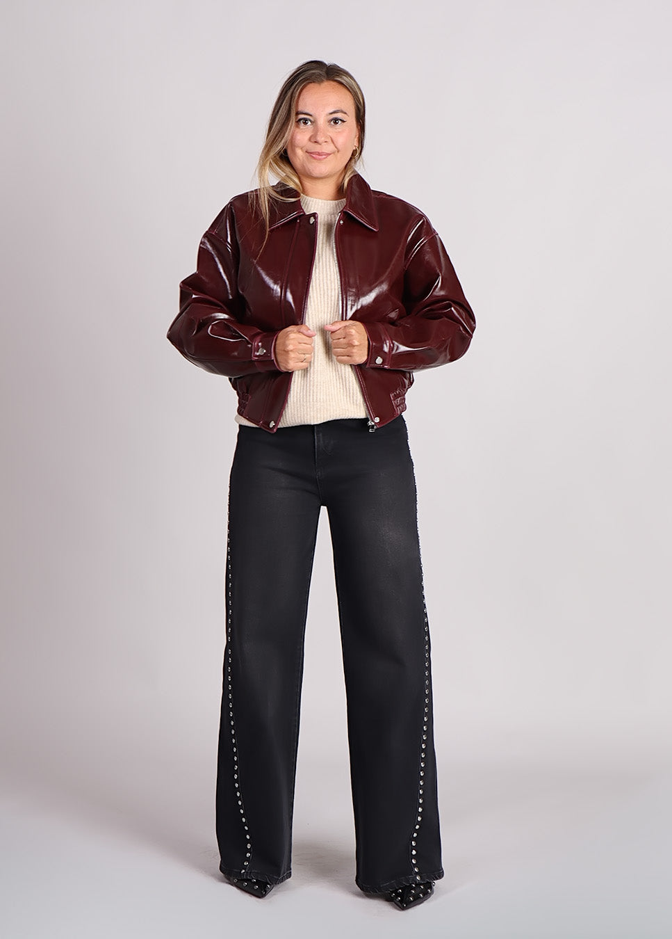 Homage palazzo jeans with big studs zwart voorkant model bordeaux rode jas