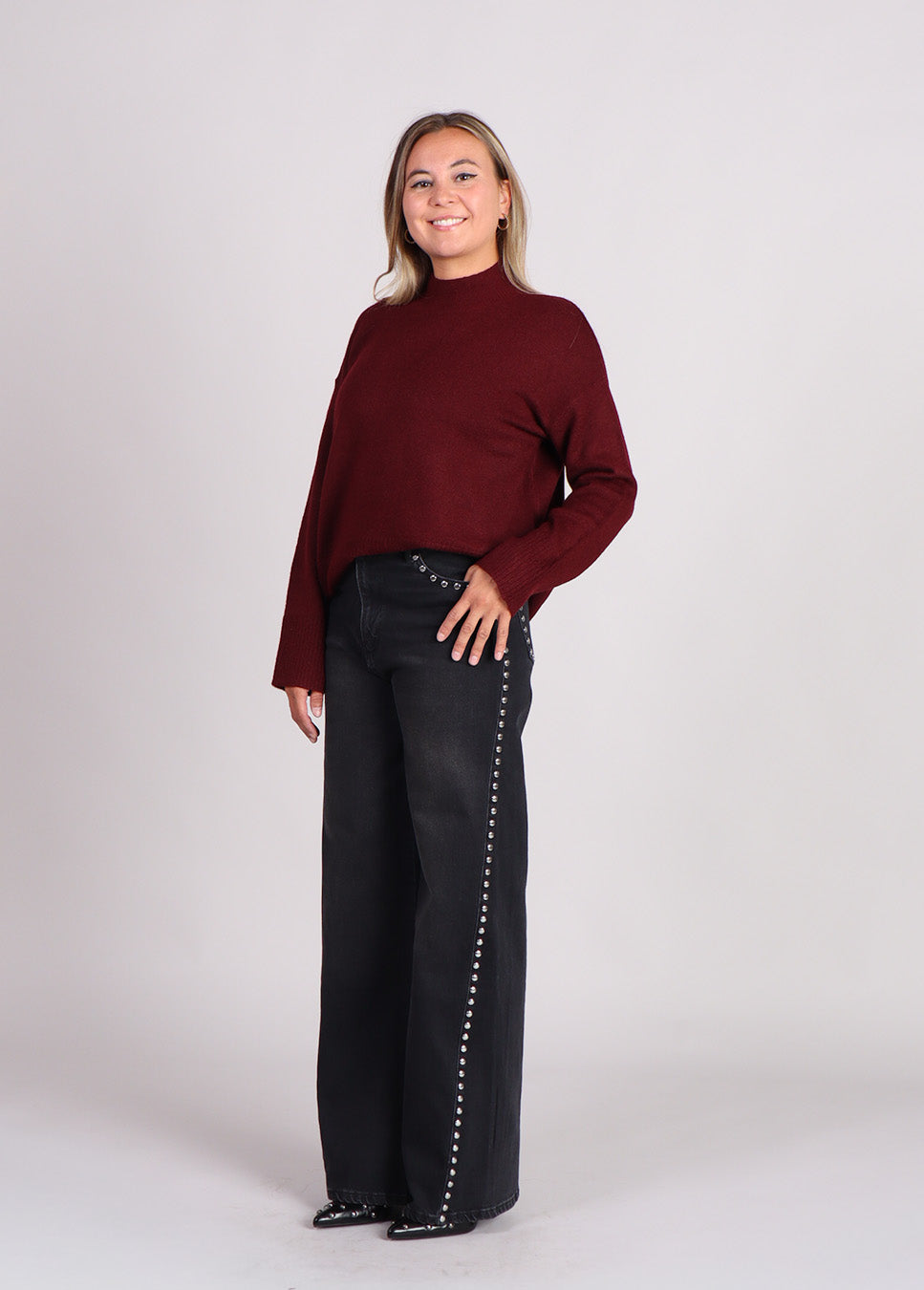 Homage palazzo jeans with big studs zwart zijkant model