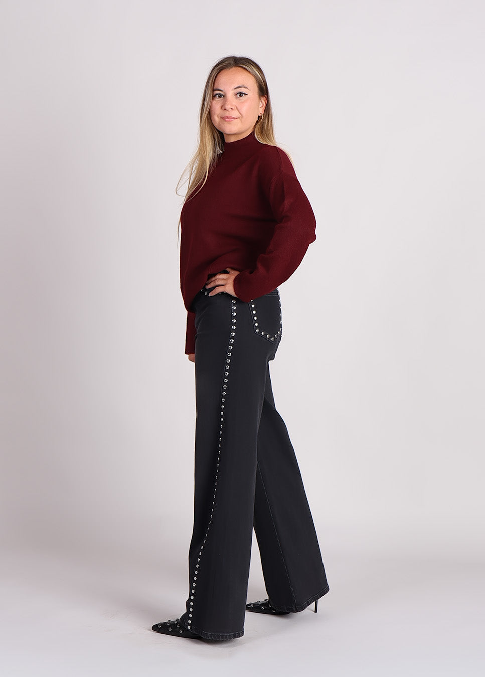 Homage palazzo jeans with big studs zwart zijkant model bordeaux rode trui