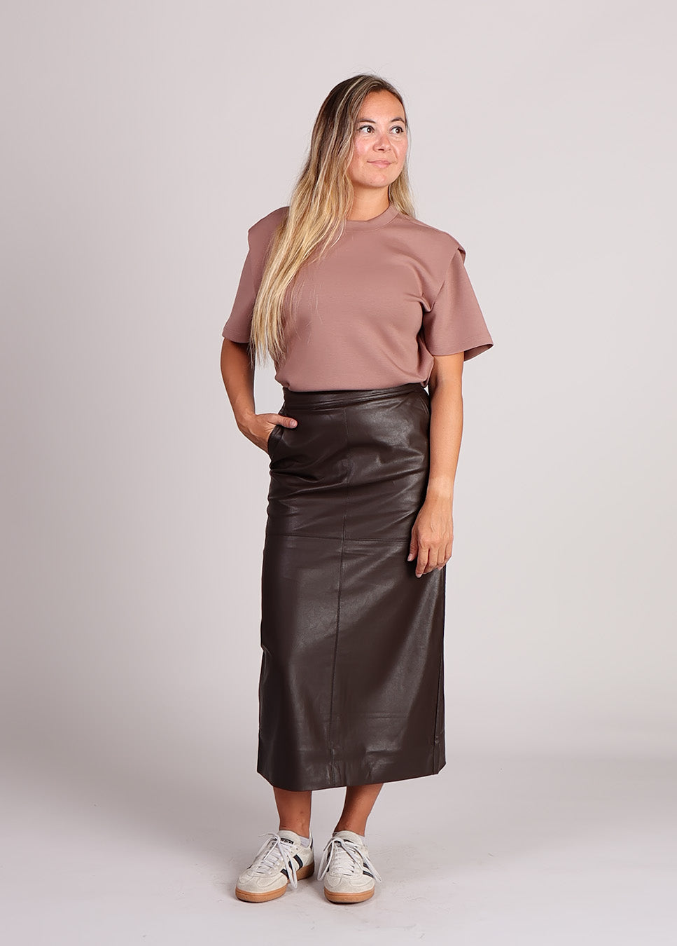 Homage top with shoulder detail roze voorkant model met bruine vegan leather rok