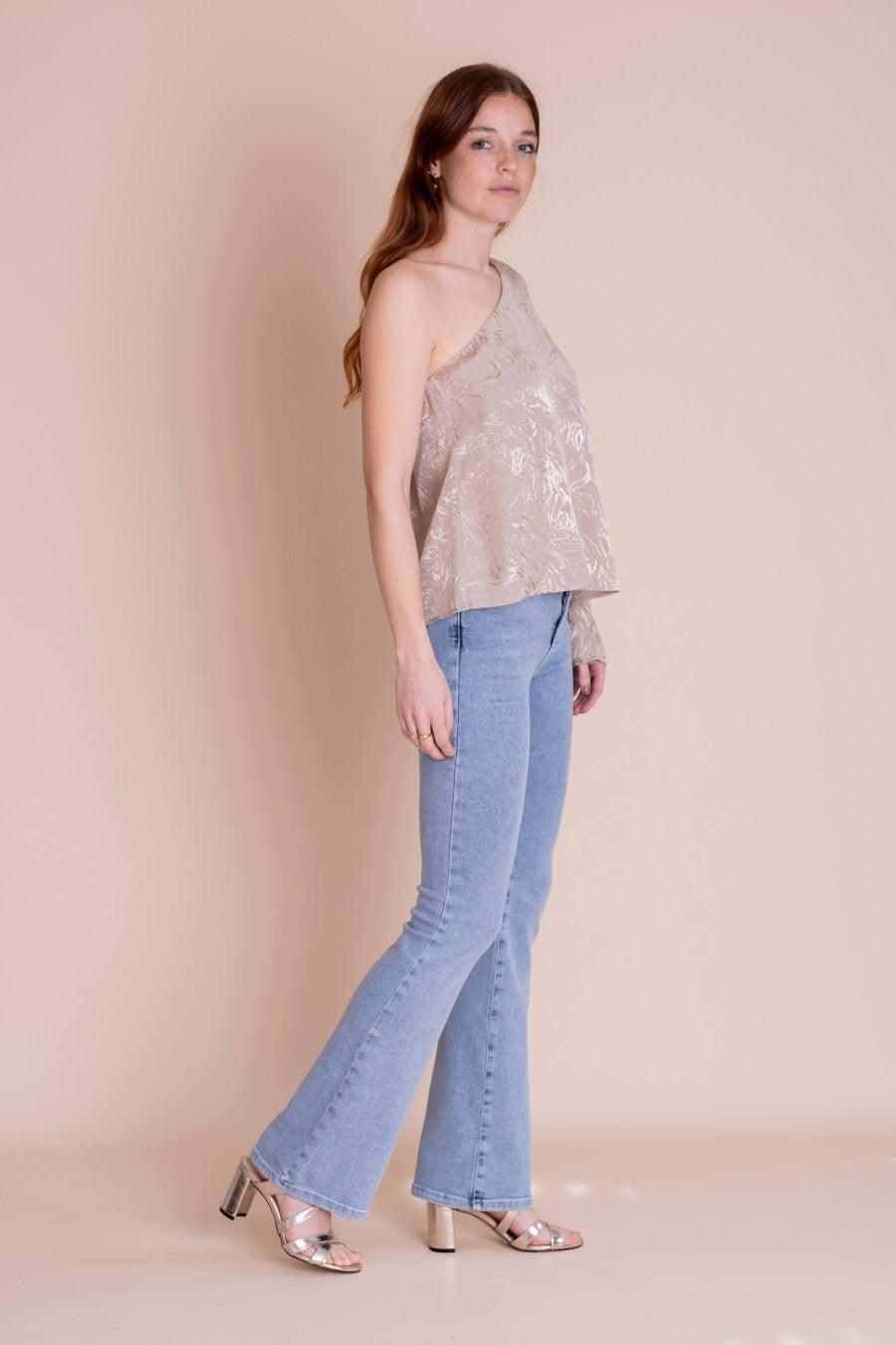Lichtblauwe flared jeans van het merk Homage. De 'Jane - Flared Jeans' is gemaakt van een comfortabele stretchstof die zijn vorm de hele dag behoudt. De flared jeans heeft een hoge taille, met een strakke pasvorm bij de heupen en loopt vanaf de knie uit in een flare. Shop de nieuwe collectie dames jeans Homage online.