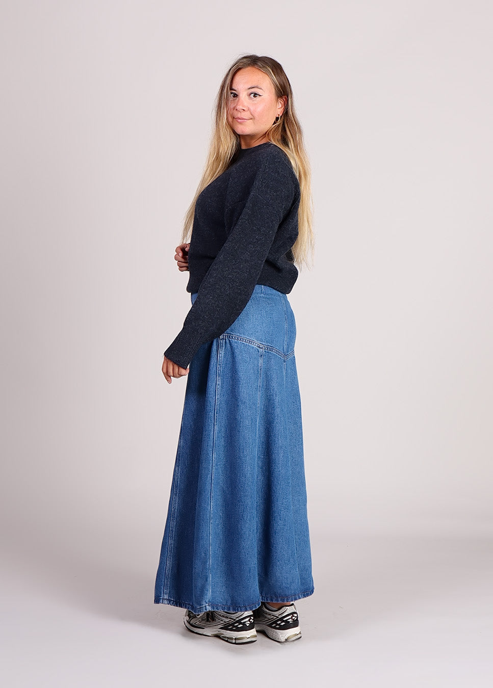 MSCH Copenhagen MSCHLaurentine Rue denim rok blauw achterkant model met blauwe trui