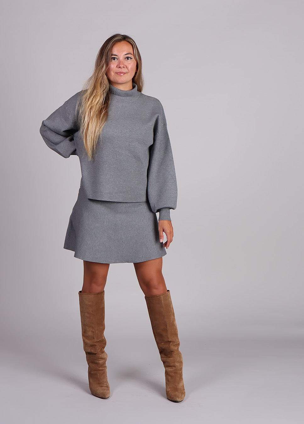 MSCH Copenhagen MSCHMercy East rok kort grijs voorkant van model met grijze trui Mercy 