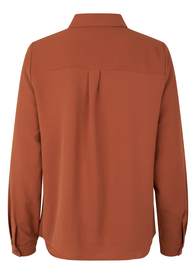 Roestbruine blouse Ossa van het merk Modstrom. De klassieke maple blouse heeft een loose fit. Het Ossa overhemd heeft een kleine kraag, smalle manchet en knopen in een bijpassende kleur voor een strak design.   Materiaal: 100% polyester.