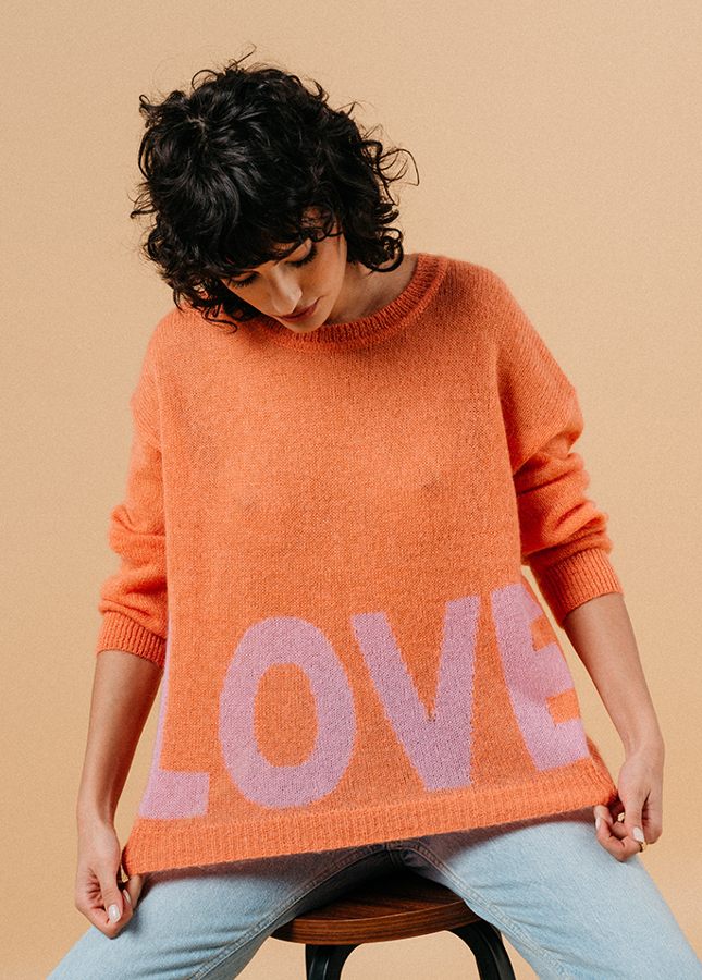 Hoe leuk is deze oranje 'Love' trui Madona van het merk Grace & Mila. De trui is gebreid van gecertificeerde wol en mohair. De oranje trui heeft een ronde hals. Deze zachte en comfortabele trui en deze felle kleuren zullen al je outfits opvrolijken. Shop de nieuwe collectie dames truien, oranje trui, Love trui online.