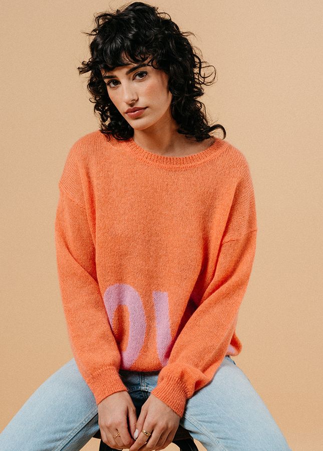 Hoe leuk is deze oranje 'Love' trui Madona van het merk Grace & Mila. De trui is gebreid van gecertificeerde wol en mohair. De oranje trui heeft een ronde hals. Deze zachte en comfortabele trui en deze felle kleuren zullen al je outfits opvrolijken. Shop de nieuwe collectie dames truien, oranje trui, Love trui online.