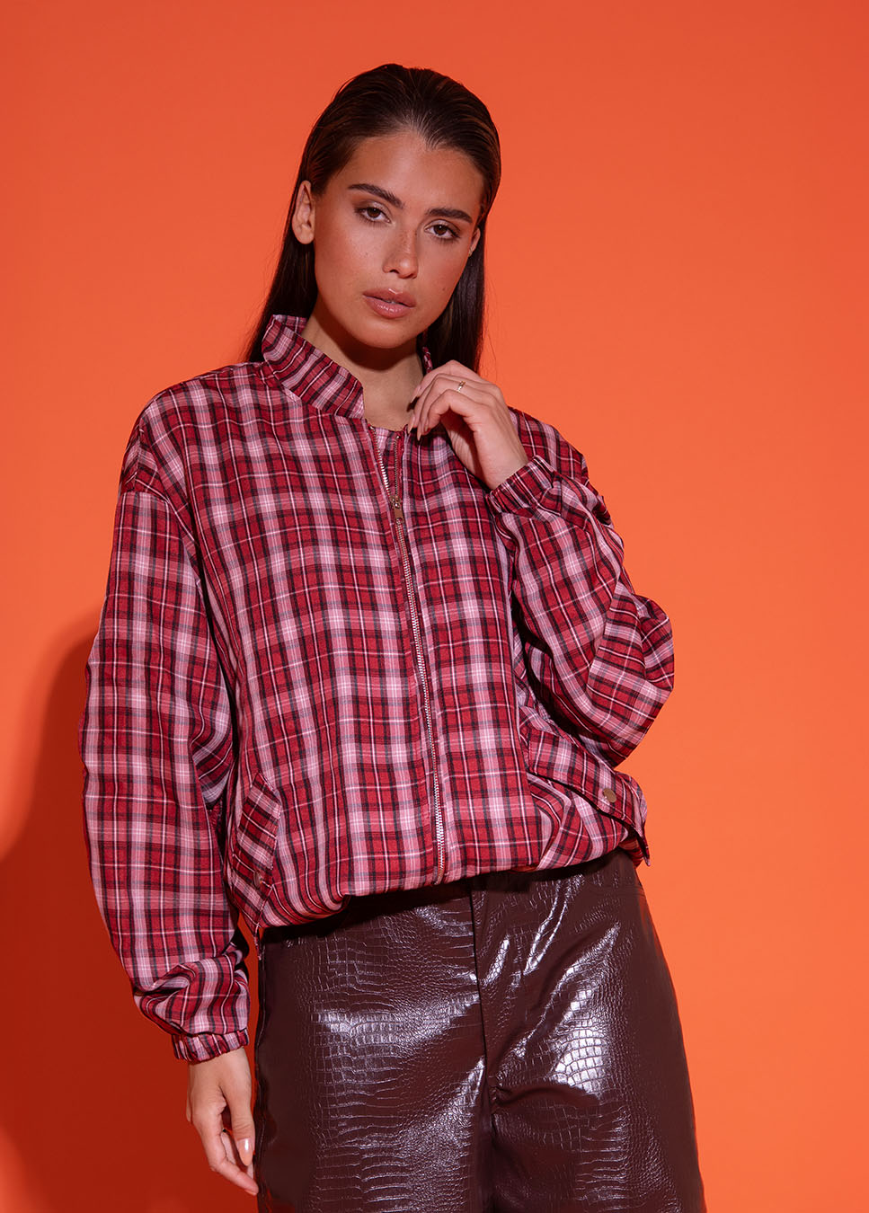 Studio Amaya Check bomberjas geruit rood voorkant model bruine broek