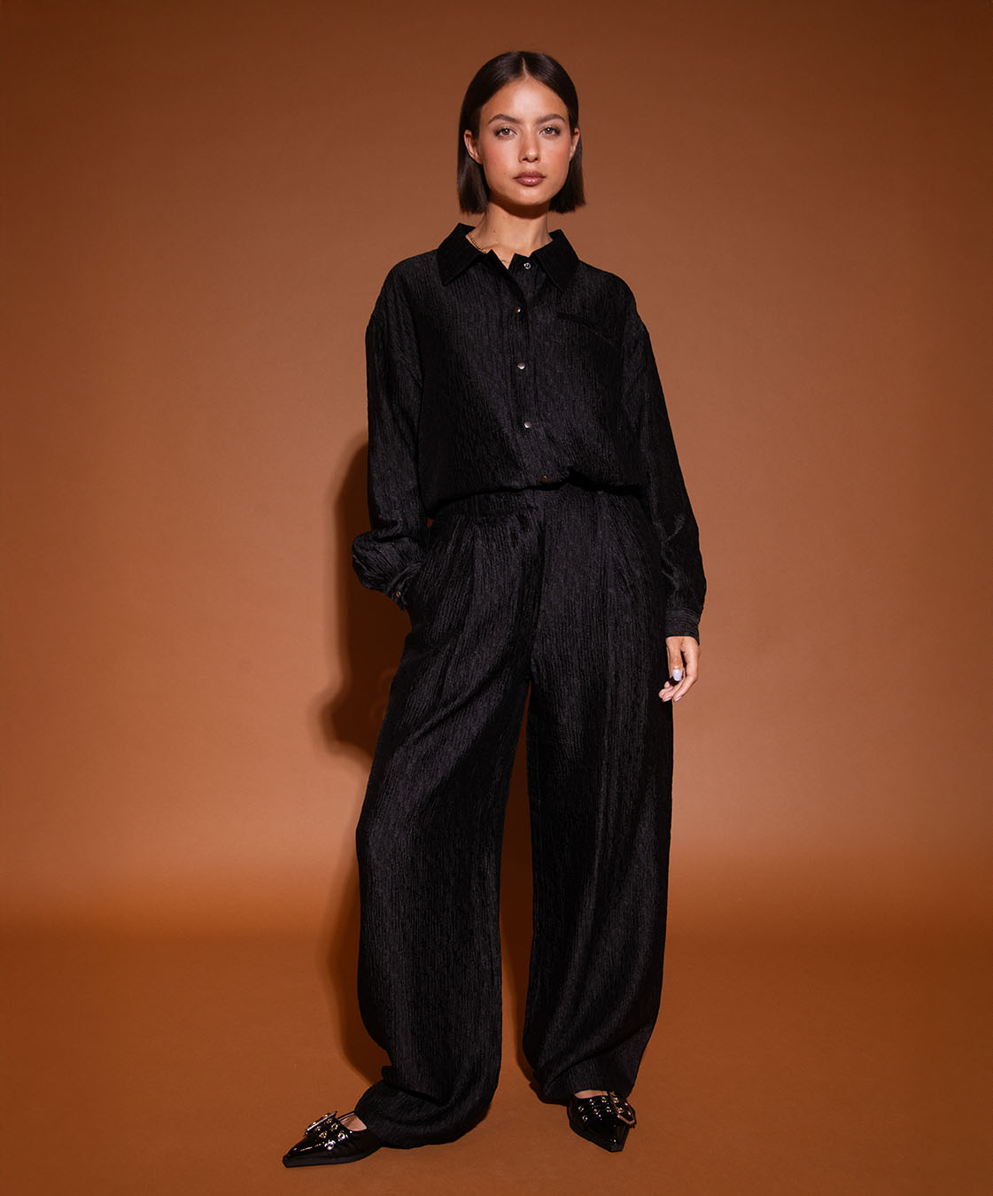 Studio Amaya Filipa blouse glanzend jacquard zwart voorkant model met bijpassende broek