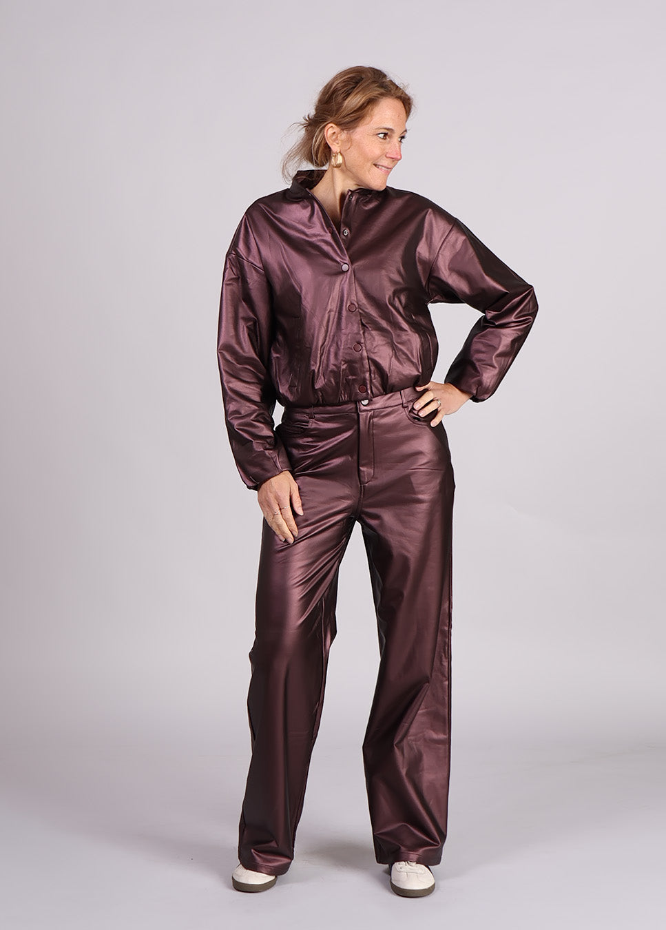 Studio Amaya Harper broek glanzend bruin voorkant model