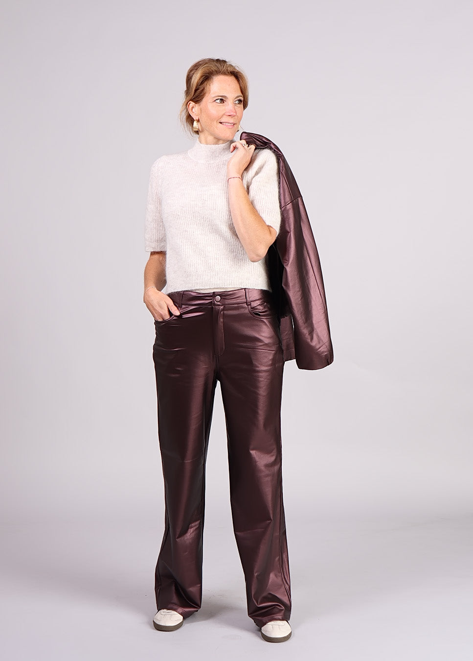 mbyM Clara Crew-M trui gebreid korte mouwen beige voorkant model met bruine broek