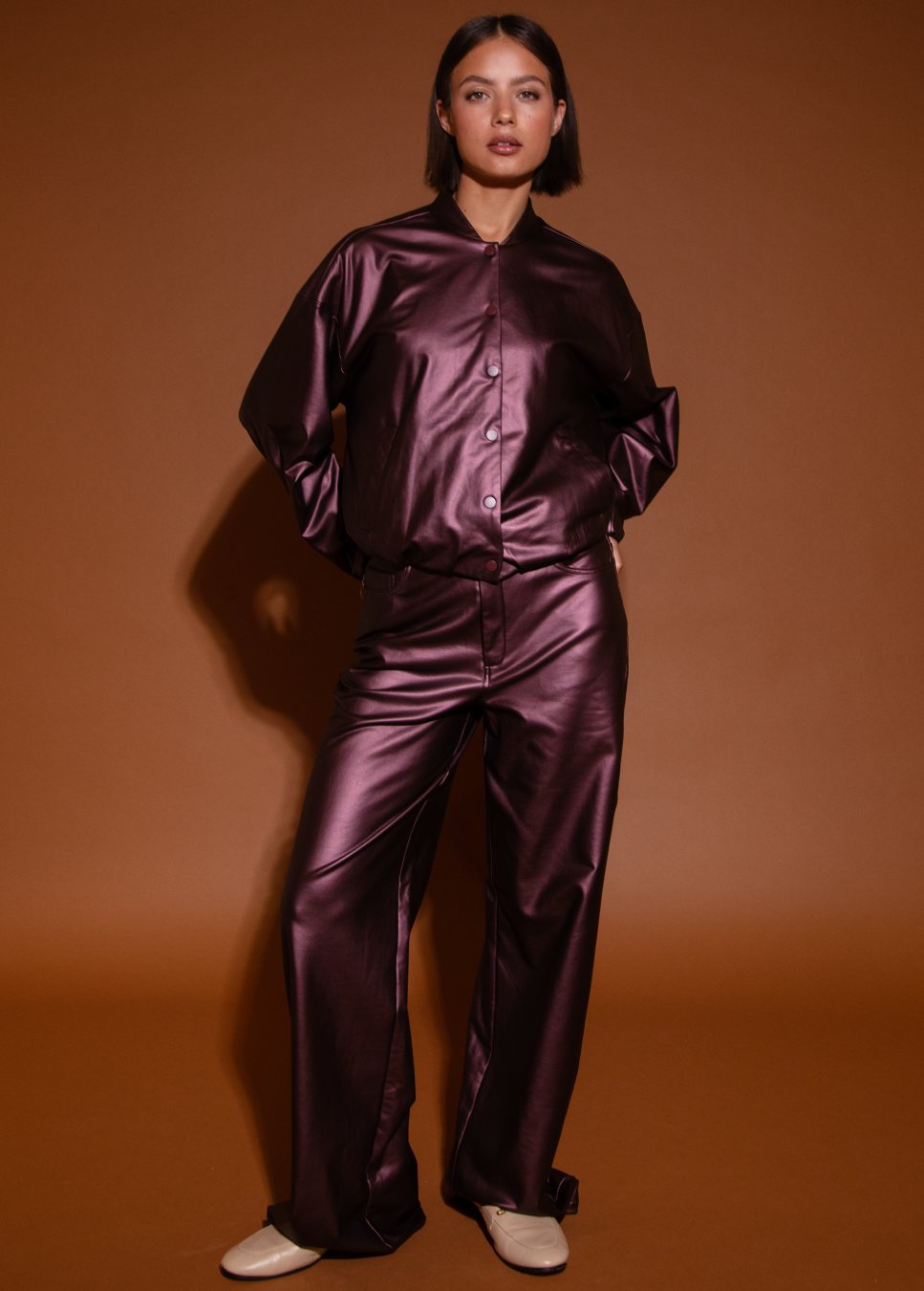 Bruine glanzende Harper Studio Amaya Amsterdam broek op model voorkant