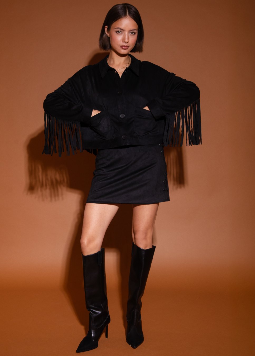 Zwarte Studio amaya amsterdam rok klara kort suede op model 