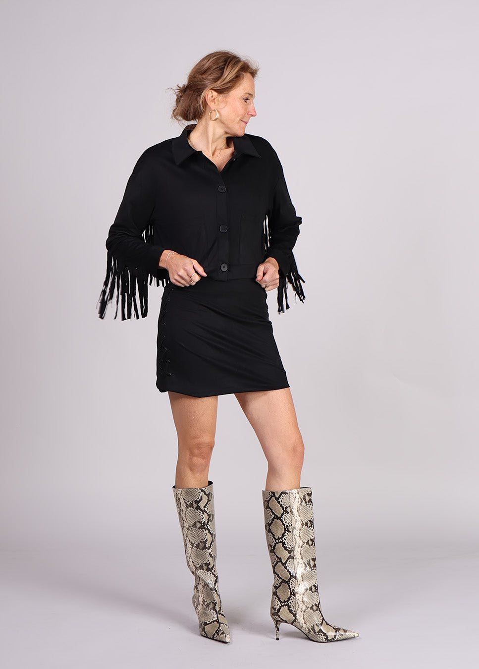 Studio Amaya Klara rok kort suede zwart op model voorkant met bijpassend jasje