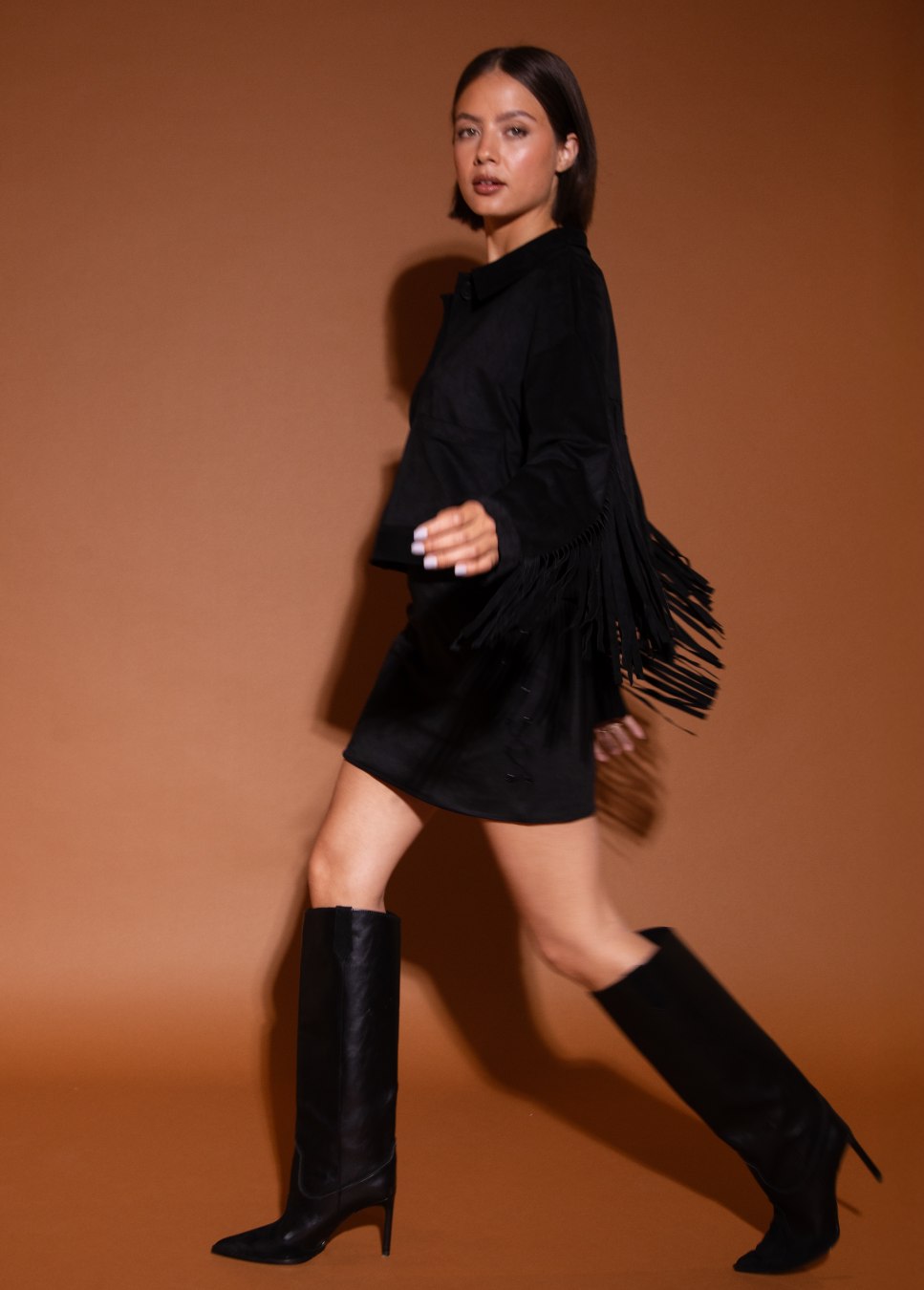 korte zwarte rok studio amaya amsterdam klara suede op model zijkant