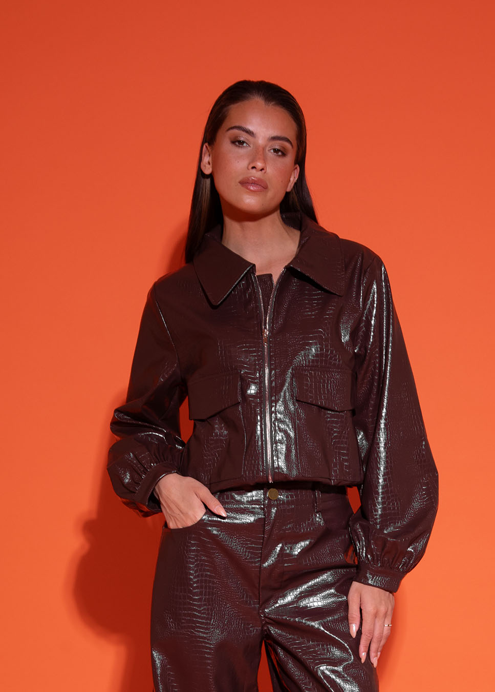 Studio Amaya Lara jasje vegan leather croco bruin voorkant model