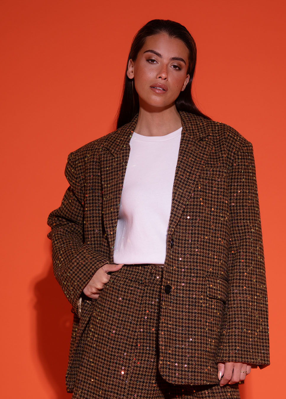 Studio Amaya Lilly T-Shirt wit voorkant op model met blazer