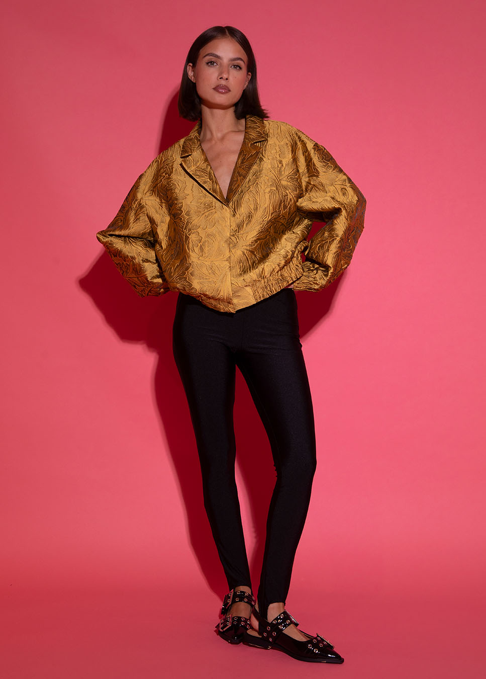 Studio Amaya Lis legging zwart voorkant model met gouden jas