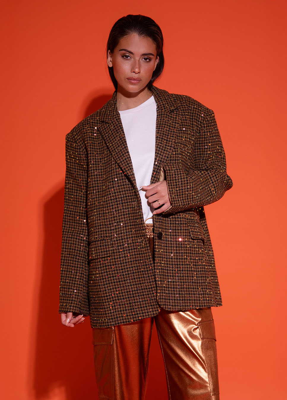 Studio Amaya Midnight blazer geruit met pailletten bruin op model voorkant gouden broek