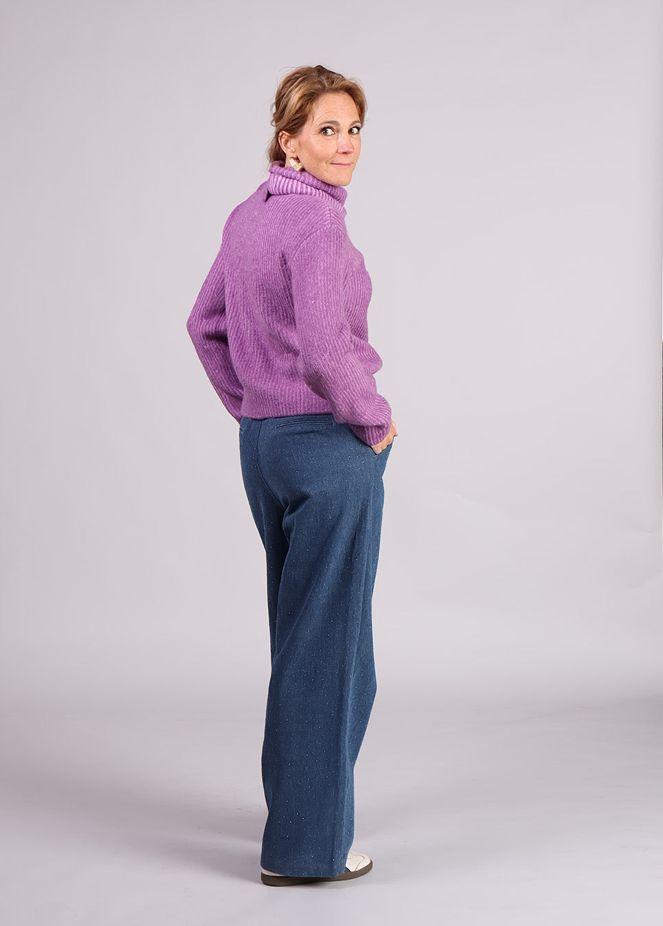 Studio Amaya Mies pantalon denim blauw achterkant model