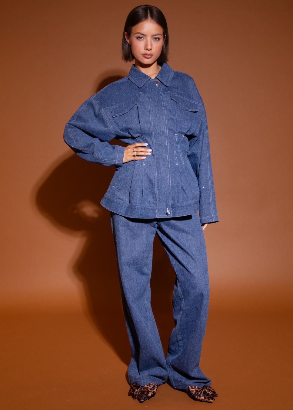 denim mies studio amaya pantalon blauw van kleur op staand model