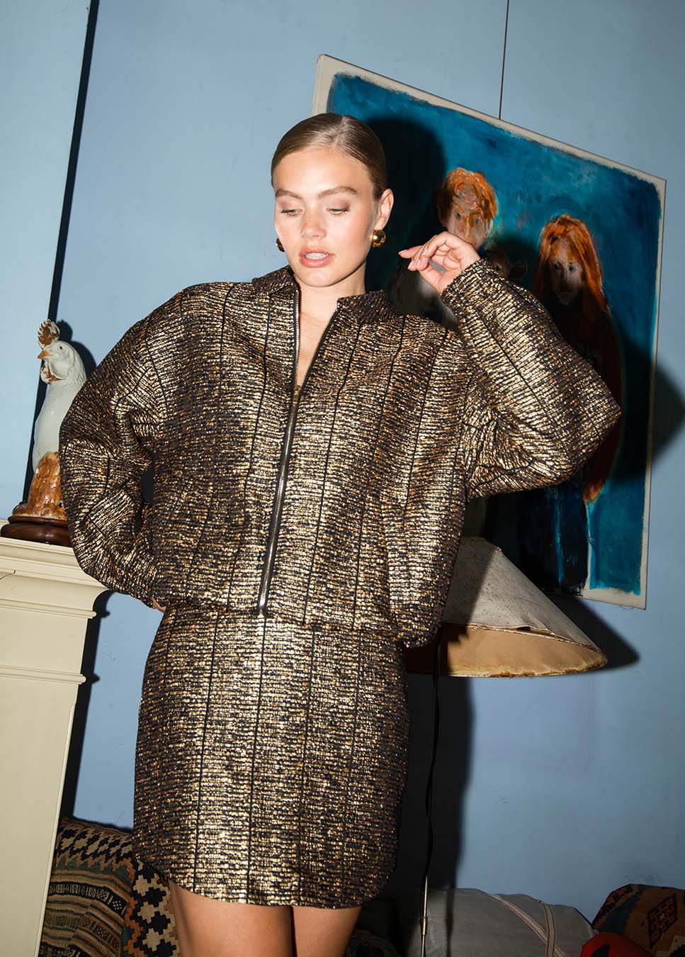 Campagnebeeld Studio Amaya Victoria bomber jasje zwart goud