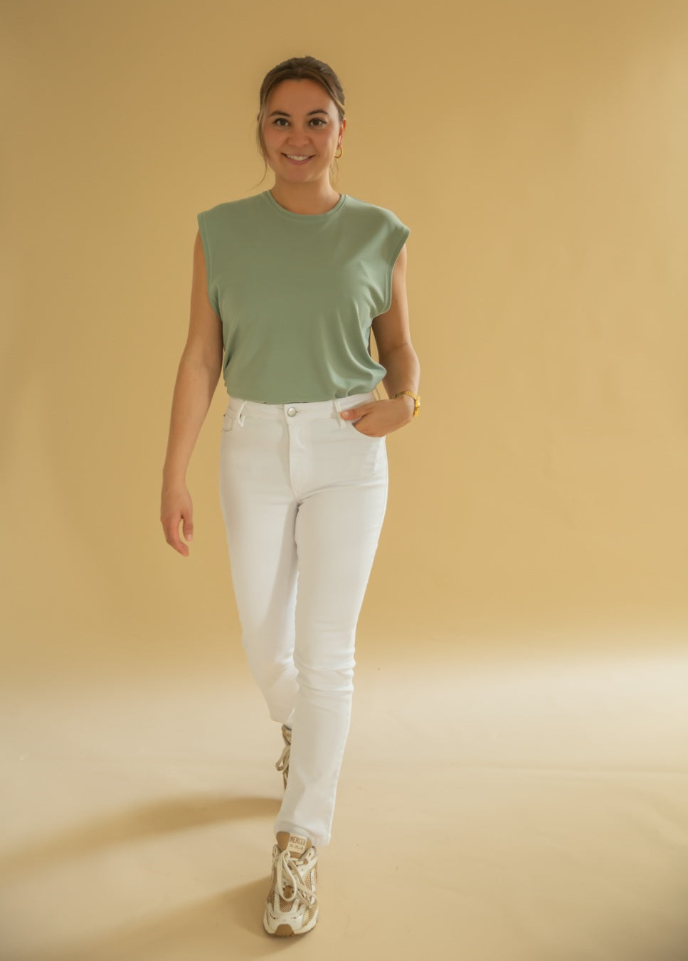 Een heerlijke zomerse jeans, deze witte straight fit jeans van het merk Homage. De Sarah Stretchy Straight fit Jeans heeft een skinny fit rond het bovenbeen en is iets slank aan de zoom. De witte jeans heeft een hoge taille en is gemaakt van powerstretch-denim. Shop de nieuwe collectie dames jeans, witte jeans Homage
