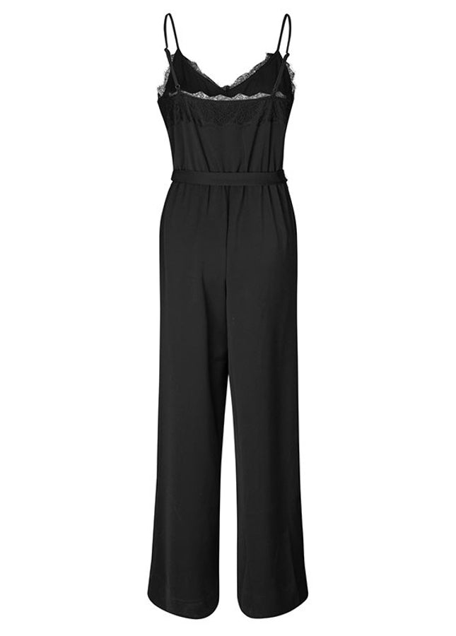 Mooie zwarte geweven jumpsuit Awis van het merk mbyM. De zwarte jumpsuit heeft dunne verstelbare bandjes, een V-hals met kanten rand en steekzakken. Door de (afneembare) strikceintuur is de jumpsuit mooi getailleerd. De zwarte jumpsuit met kant valt losjes rond de benen. Shop nieuwe jumpsuits online bij Boetiek Aniek.