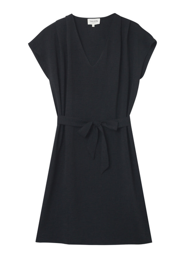 Zwarte midi-jurk met strikceintuur van het merk Grace & Mila. De Marilou is een korte jurk met V-hals en extra details op de schouders. De jurk heeft een afneembare strikceintuur.  Hoe draag je een korte jurk? Wij dragen de jurk eenvoudig met een riempje om de taille te benadrukken. Shop de zomercollectie zwarte jurken