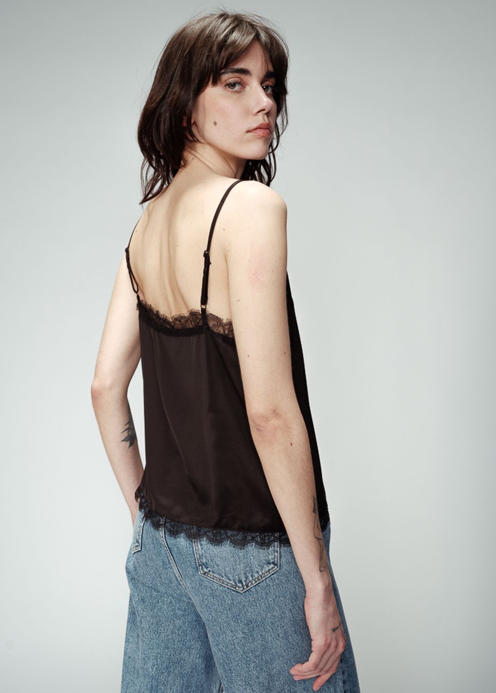 Zwarte spagetti top met kant Ombre Grace & Mila op model achterkant