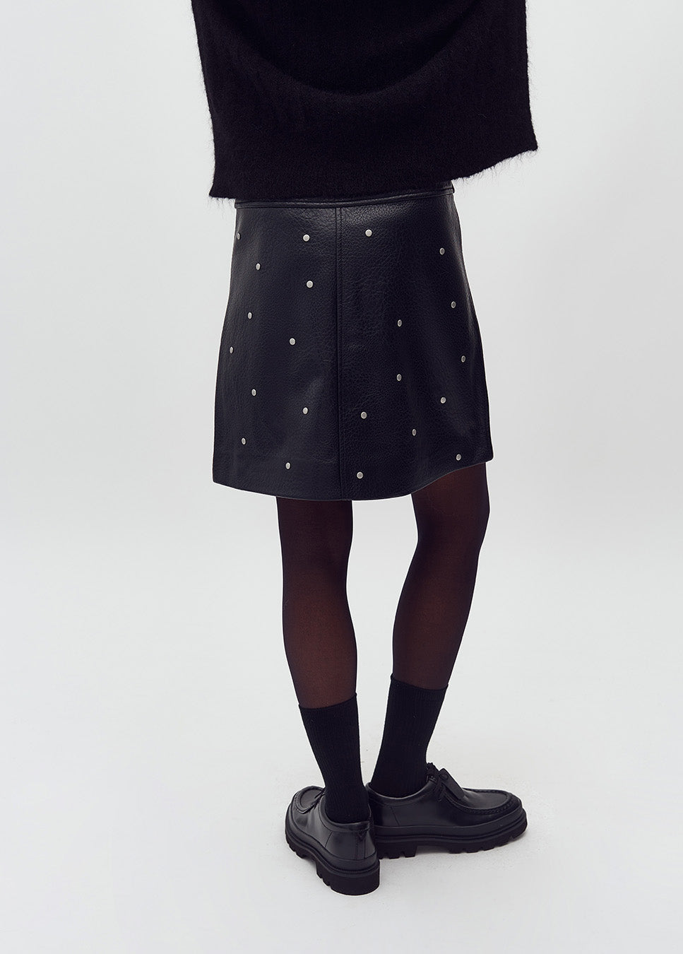 mbyM Altari-M rok vegan leather met studs zwart achterkant model