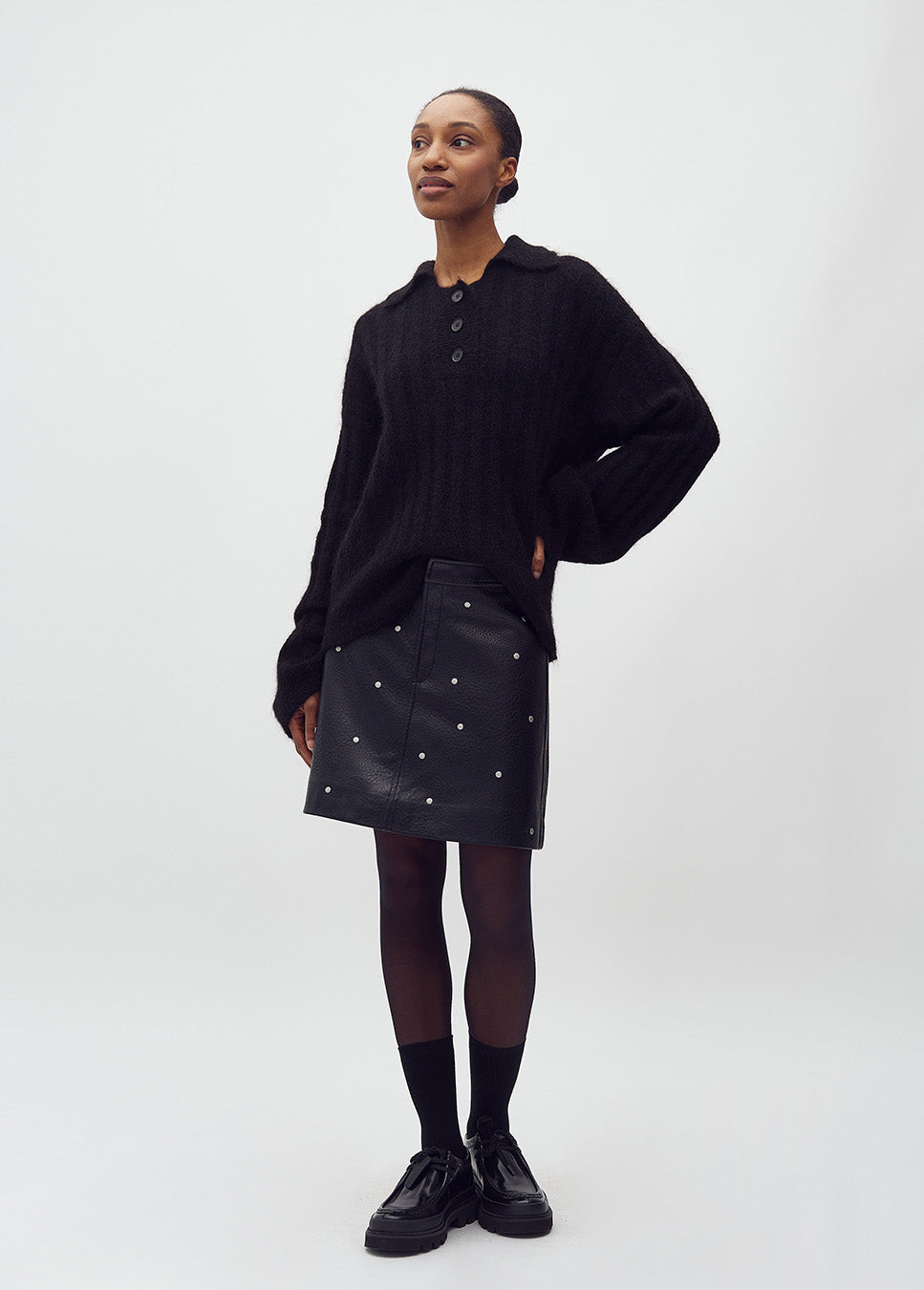 mbyM Altari-M rok vegan leather met studs zwart voorkant van model met zwarte trui