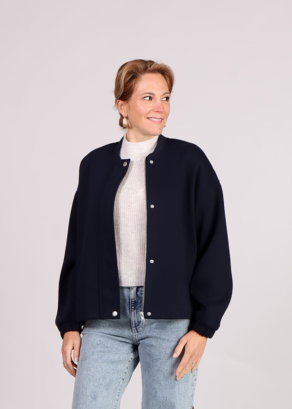 mbyM Bamina-M bomber jasje knopen donker blauw voorkant model met beige trui