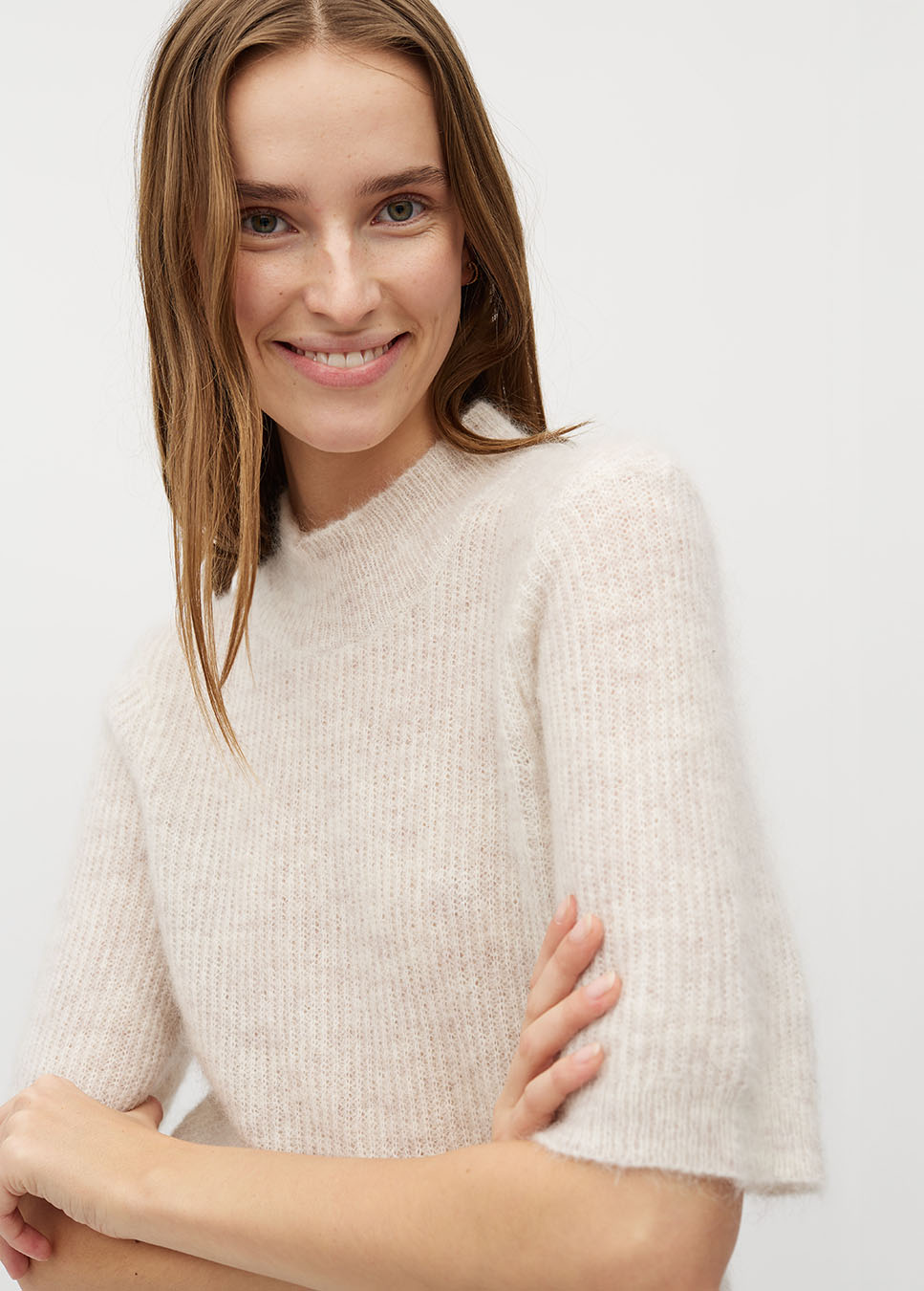 mbyM Clara Crew-M trui gebreid korte mouwen beige voorkant detail