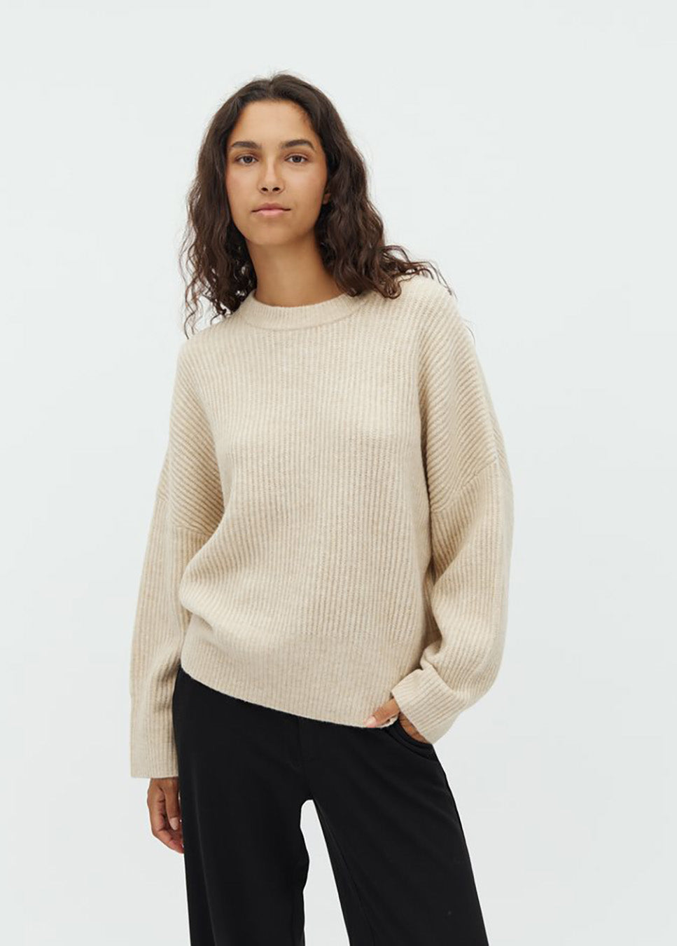 mbyM Gillian-M Shyla trui gebreid beige voorkant model