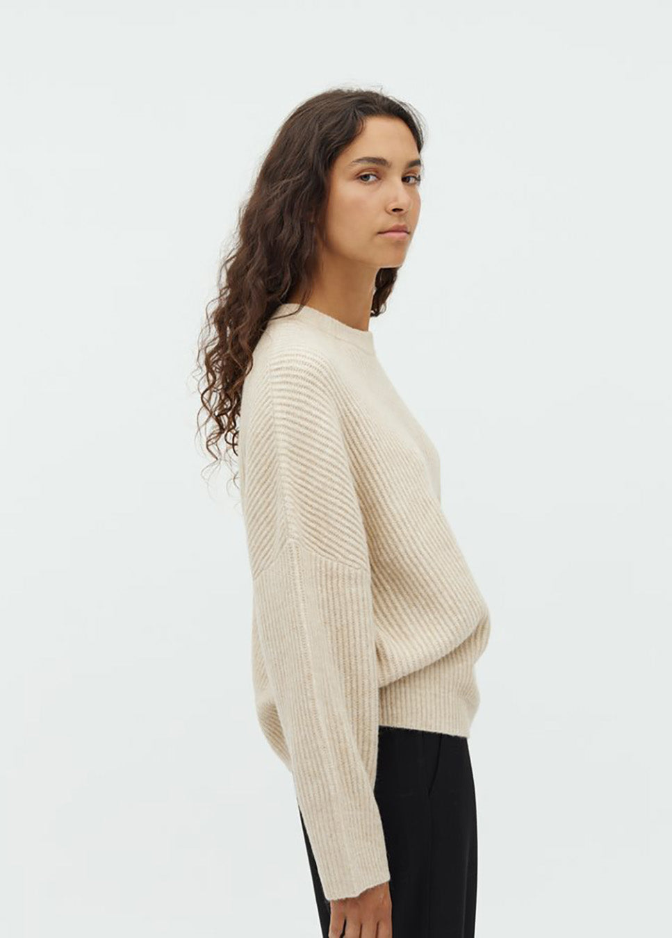 mbyM Gillian-M Shyla trui gebreid beige zijkant model