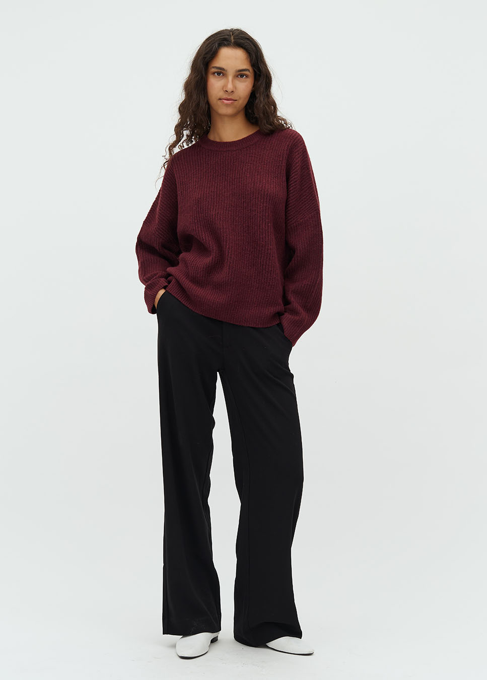 mbyM Gillian-M Shyla trui gebreid bordeaux rood voorkant model met zwarte broek