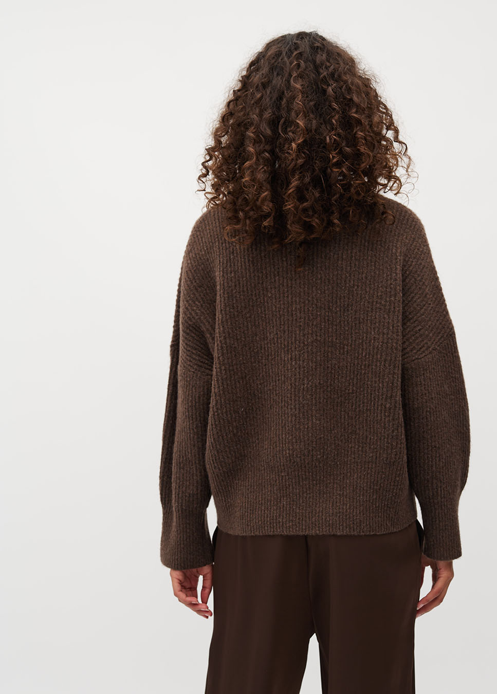 mbyM Gillian-M Shyla trui gebreid bruin achterkant model