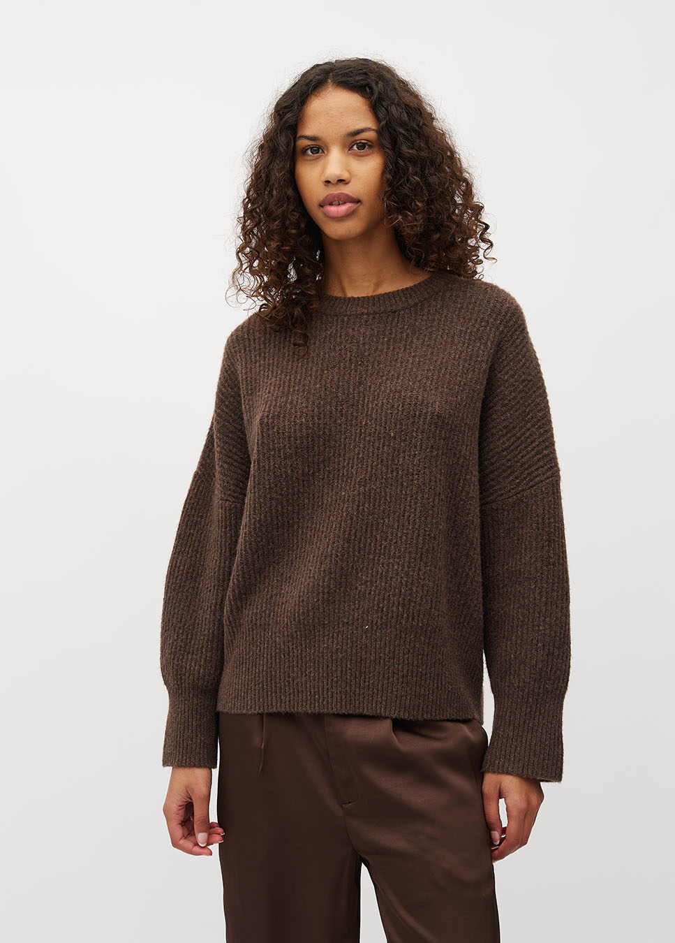 mbyM Gillian-M Shyla trui gebreid bruin voorkant model