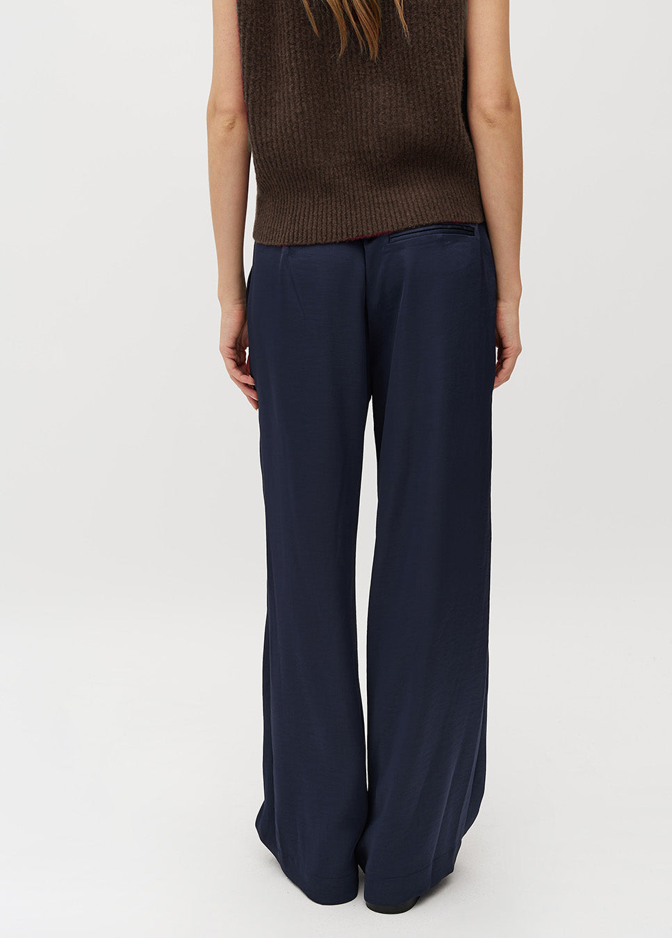 mbyM Guri Long-M broek wide-leg satijn glanzend blauw achterkant van model