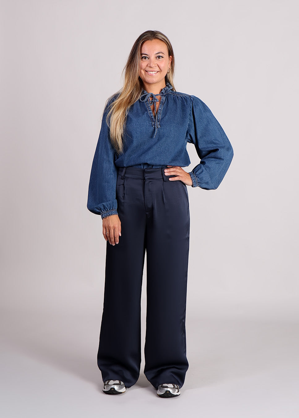 mbyM Guri Long-M broek wide-leg satijn glanzend blauw voorkant model met denim blouse